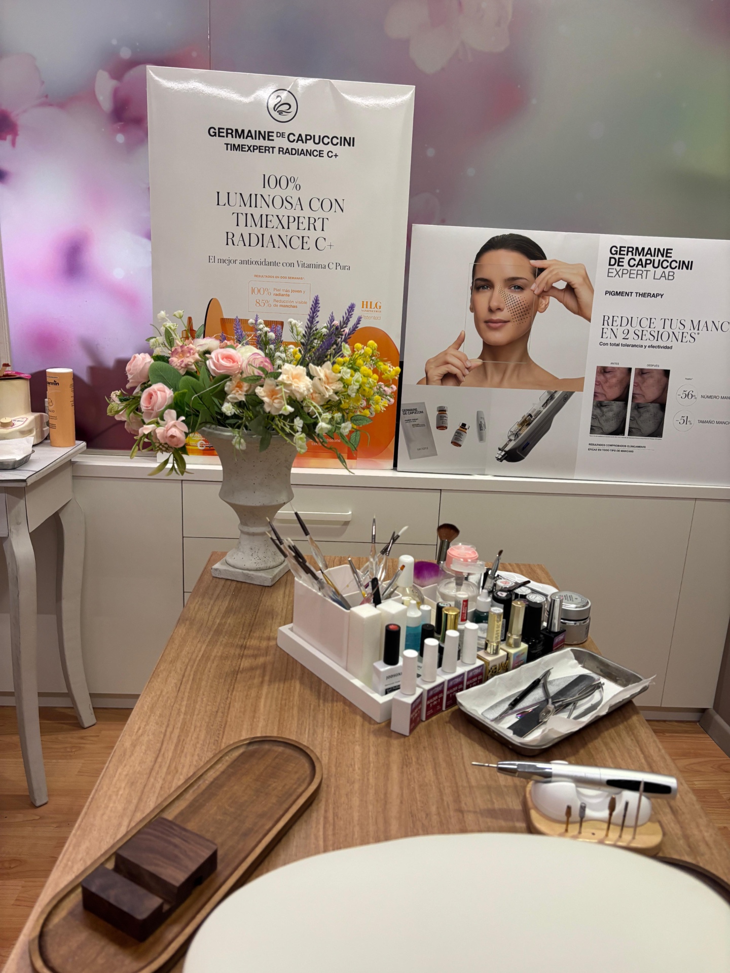 Eines i productes de manicura del centre d'estètica Vilau a La Ràpita