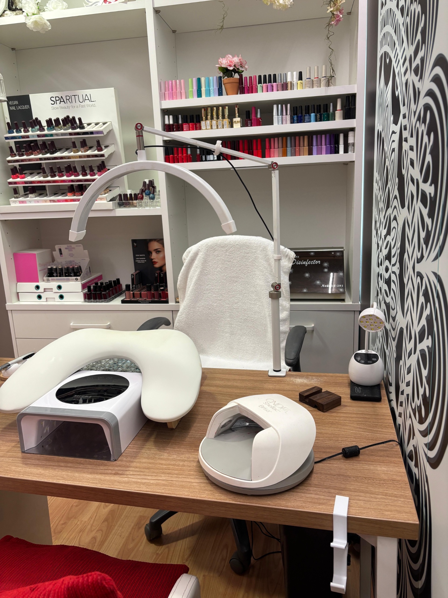 Estació de manicura professional de Vilau Centre d'Estètica La Ràpita amb llum LED i productes CND Shellac